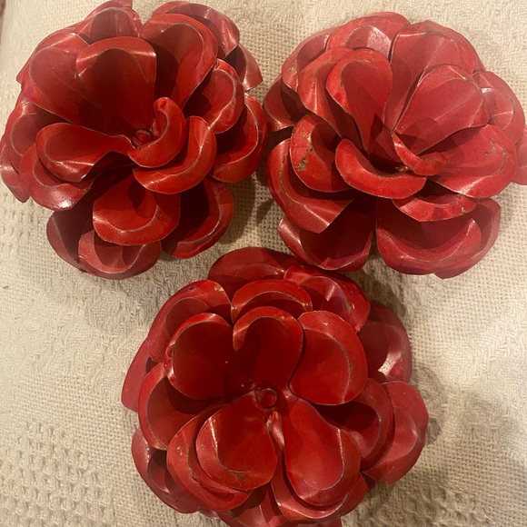 Red Rustic Metal Roses-3 - Picture 2 of 3